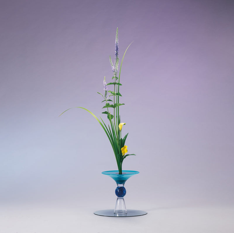 A beautiful glass vase that evokes the arrival of summer